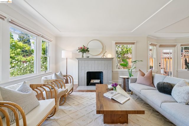 3862 Lyman Rd, Oakland, CA 94602