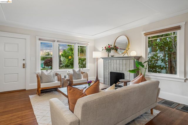 3862 Lyman Rd, Oakland, CA 94602