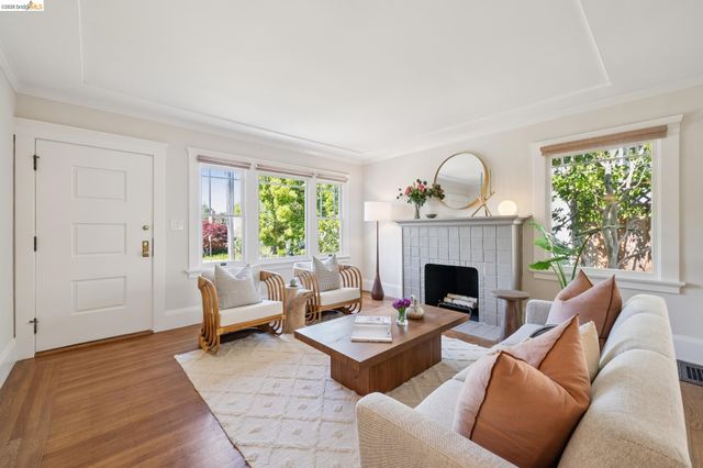 3862 Lyman Rd, Oakland, CA 94602