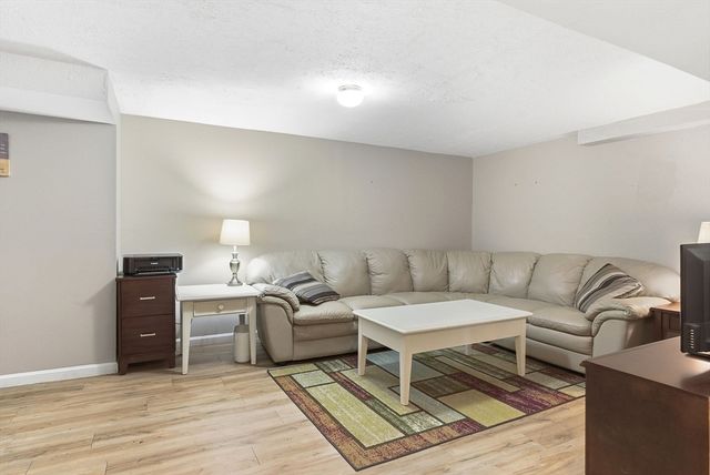 200 Wellman Ave 1, Chelmsford, MA 01863
