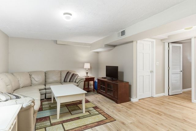 200 Wellman Ave 1, Chelmsford, MA 01863