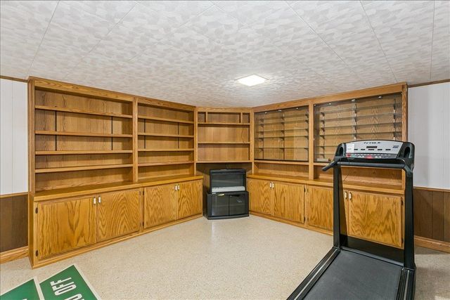 9823 W 9th St N, Wichita, KS 67212