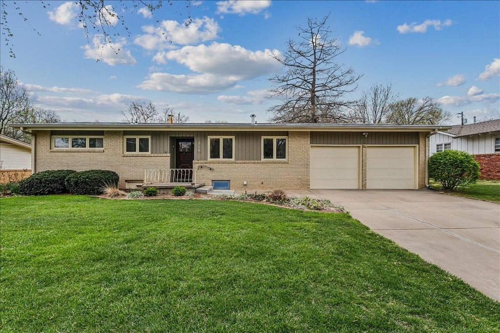 9823 W 9th St N, Wichita, KS 67212