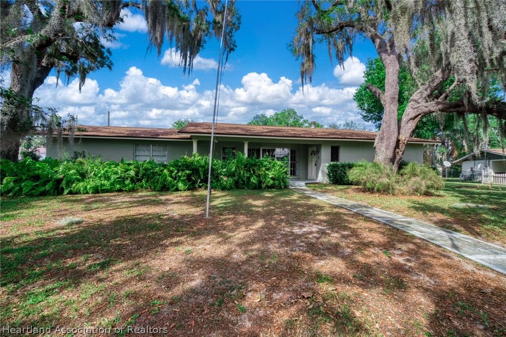 25 Forest Hill Court, Avon Park, FL 33825