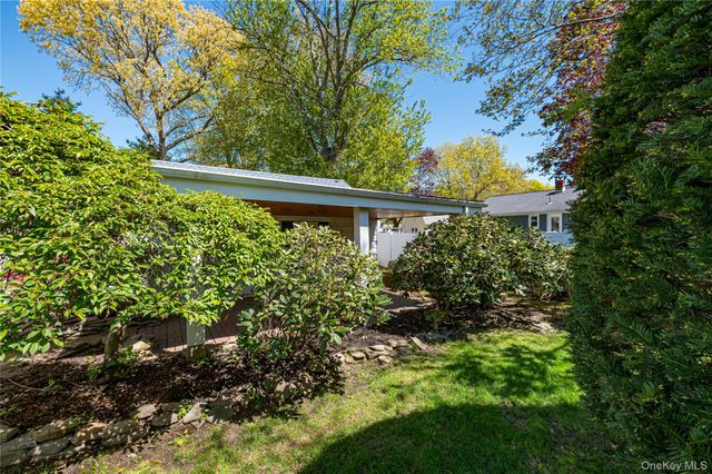 24 Kellogg Place, Huntington Station, NY 11746