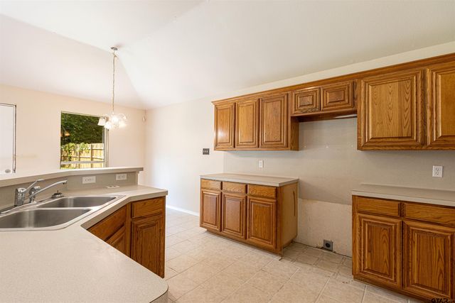 221 Maggie Cir, Flint, TX 75762