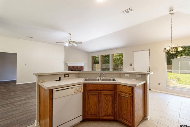 221 Maggie Cir, Flint, TX 75762