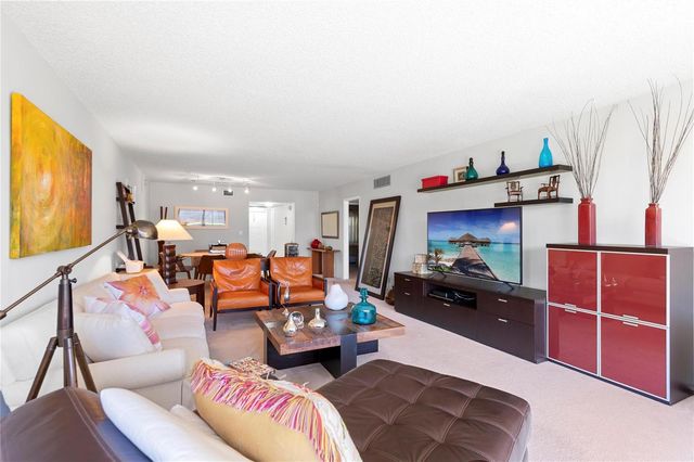 4240 Oaks Terrace 105, Pompano Beach, FL 33069