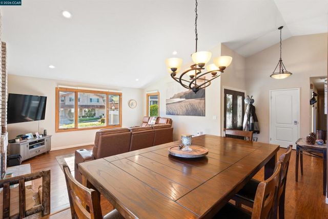 305 Mountaire Pkwy, Clayton, CA 94517