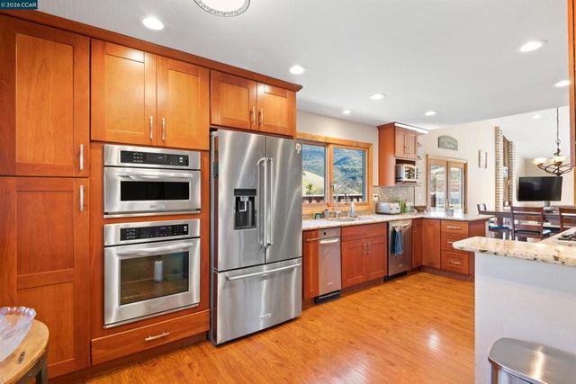 305 Mountaire Pkwy, Clayton, CA 94517