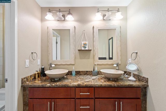 305 Mountaire Pkwy, Clayton, CA 94517