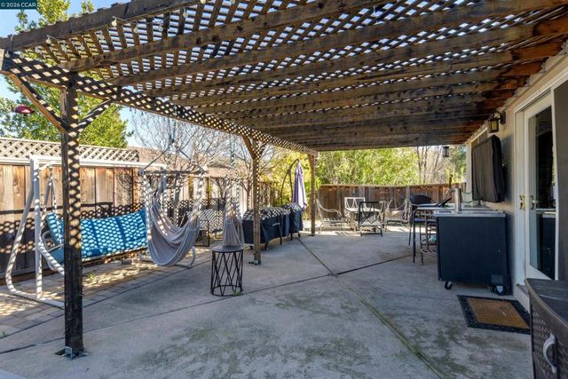 305 Mountaire Pkwy, Clayton, CA 94517