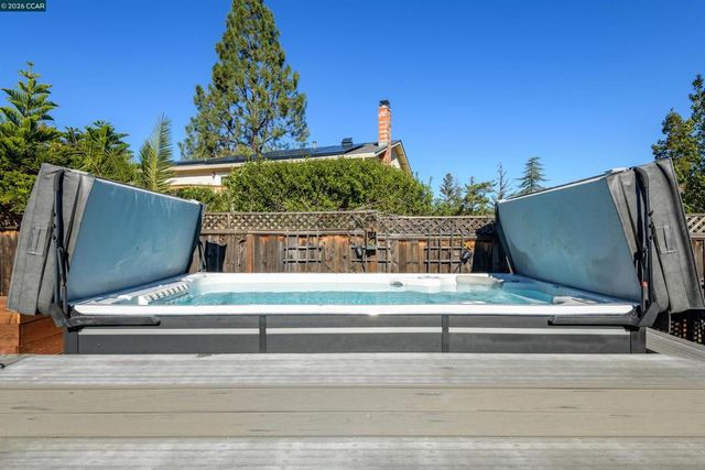 305 Mountaire Pkwy, Clayton, CA 94517