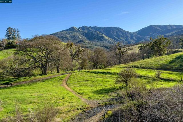 305 Mountaire Pkwy, Clayton, CA 94517