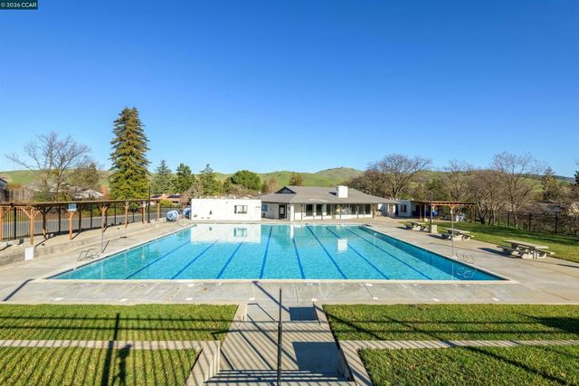 305 Mountaire Pkwy, Clayton, CA 94517