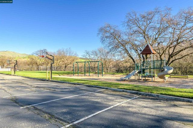 305 Mountaire Pkwy, Clayton, CA 94517