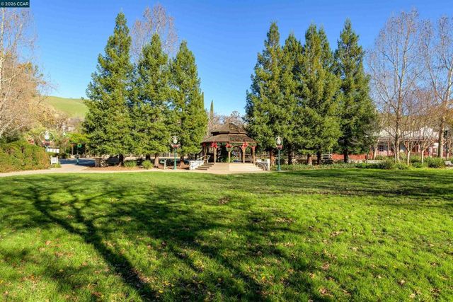 305 Mountaire Pkwy, Clayton, CA 94517