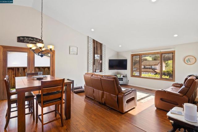 305 Mountaire Pkwy, Clayton, CA 94517