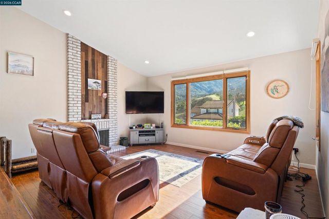 305 Mountaire Pkwy, Clayton, CA 94517