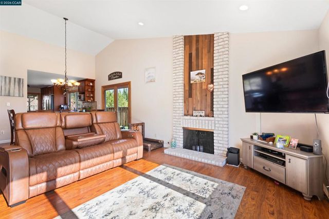 305 Mountaire Pkwy, Clayton, CA 94517