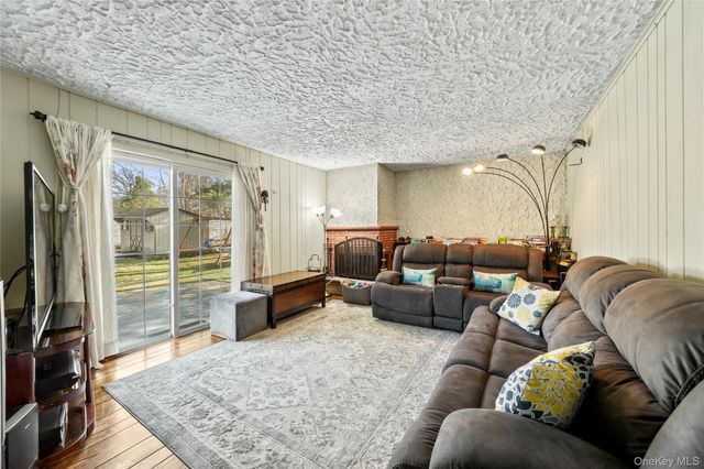 18 Oxford Court, Hillcrest, NY 10977