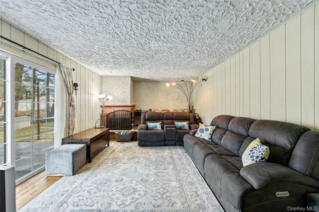 18 Oxford Court, Hillcrest, NY 10977