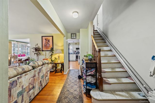 18 Oxford Court, Hillcrest, NY 10977