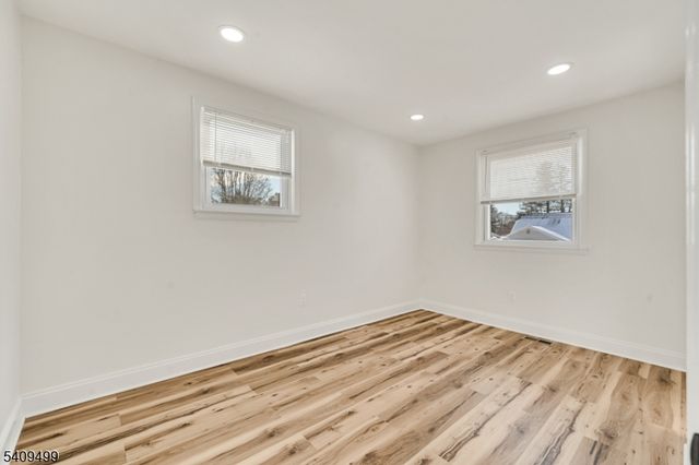 33 Sycamore Dr, Burlington Twp., NJ 08016