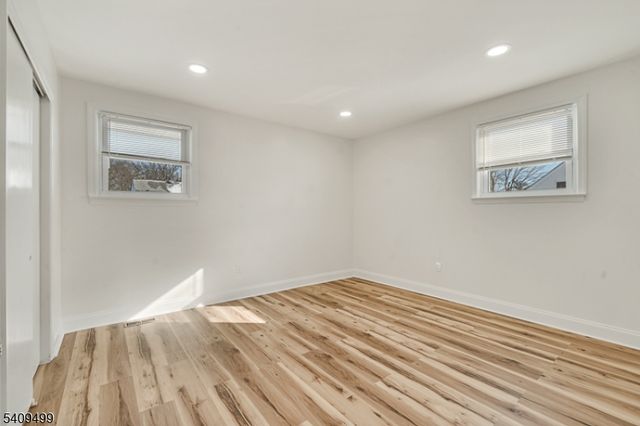 33 Sycamore Dr, Burlington Twp., NJ 08016