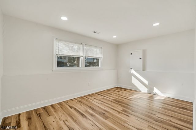 33 Sycamore Dr, Burlington Twp., NJ 08016