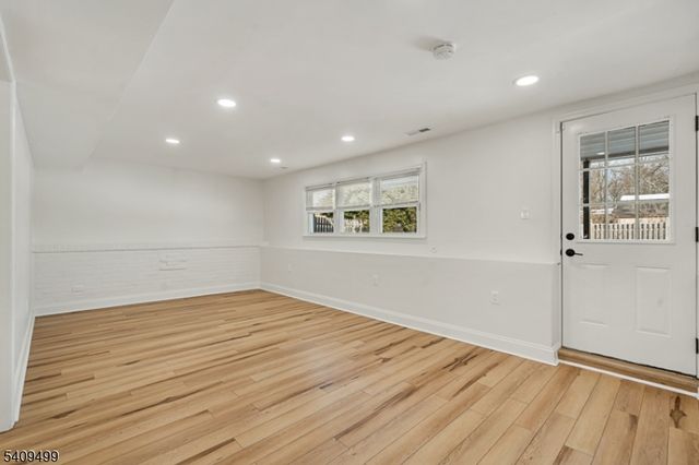 33 Sycamore Dr, Burlington Twp., NJ 08016