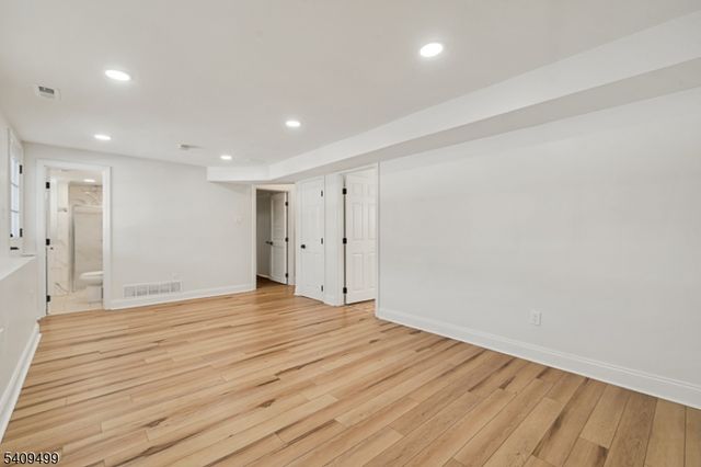 33 Sycamore Dr, Burlington Twp., NJ 08016