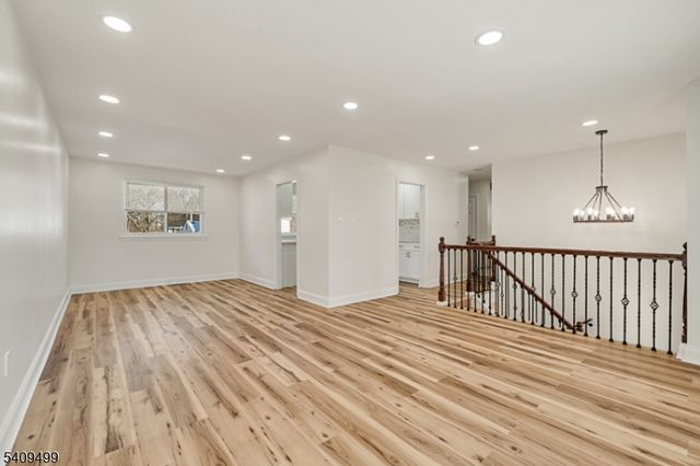 33 Sycamore Dr, Burlington Twp., NJ 08016