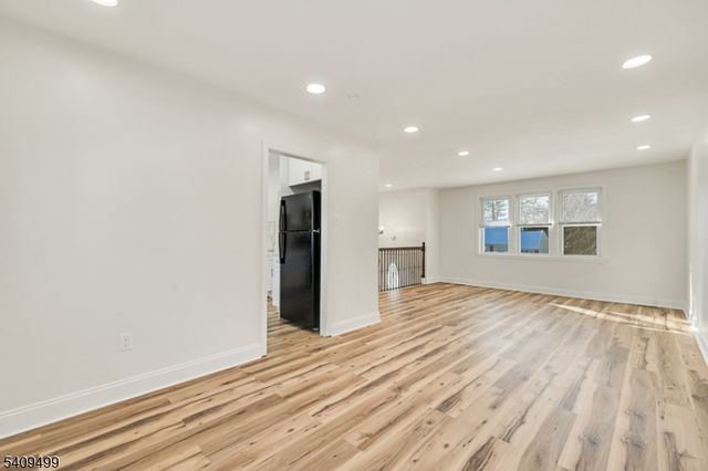 33 Sycamore Dr, Burlington Twp., NJ 08016