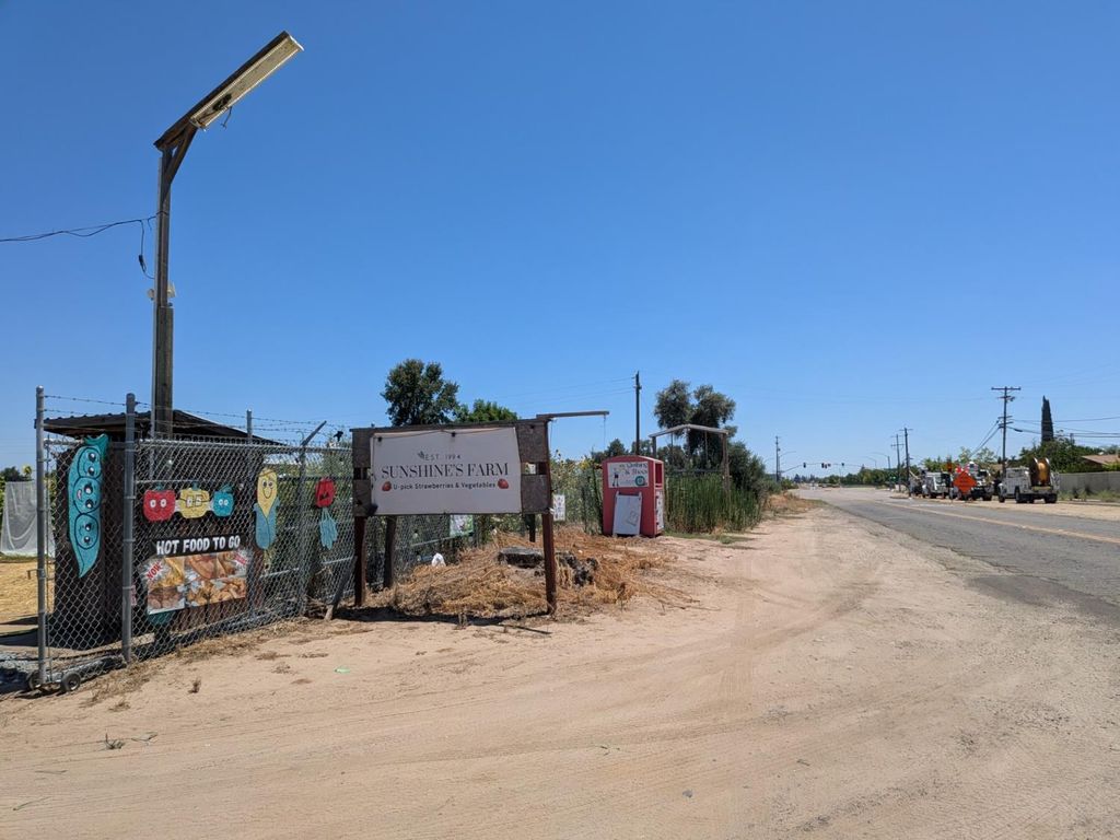 Image 1 of property listing at 284 S Temperance Avenue, Fresno, CA 93727