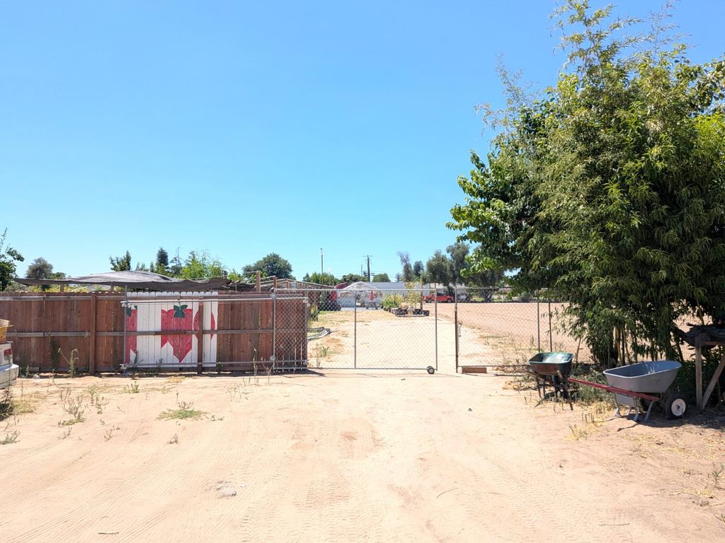 Image 10 of property listing at 284 S Temperance Avenue, Fresno, CA 93727