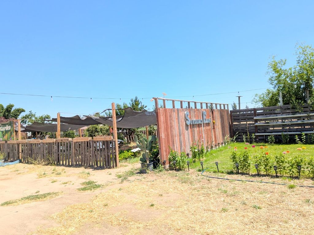 Image 11 of property listing at 284 S Temperance Avenue, Fresno, CA 93727
