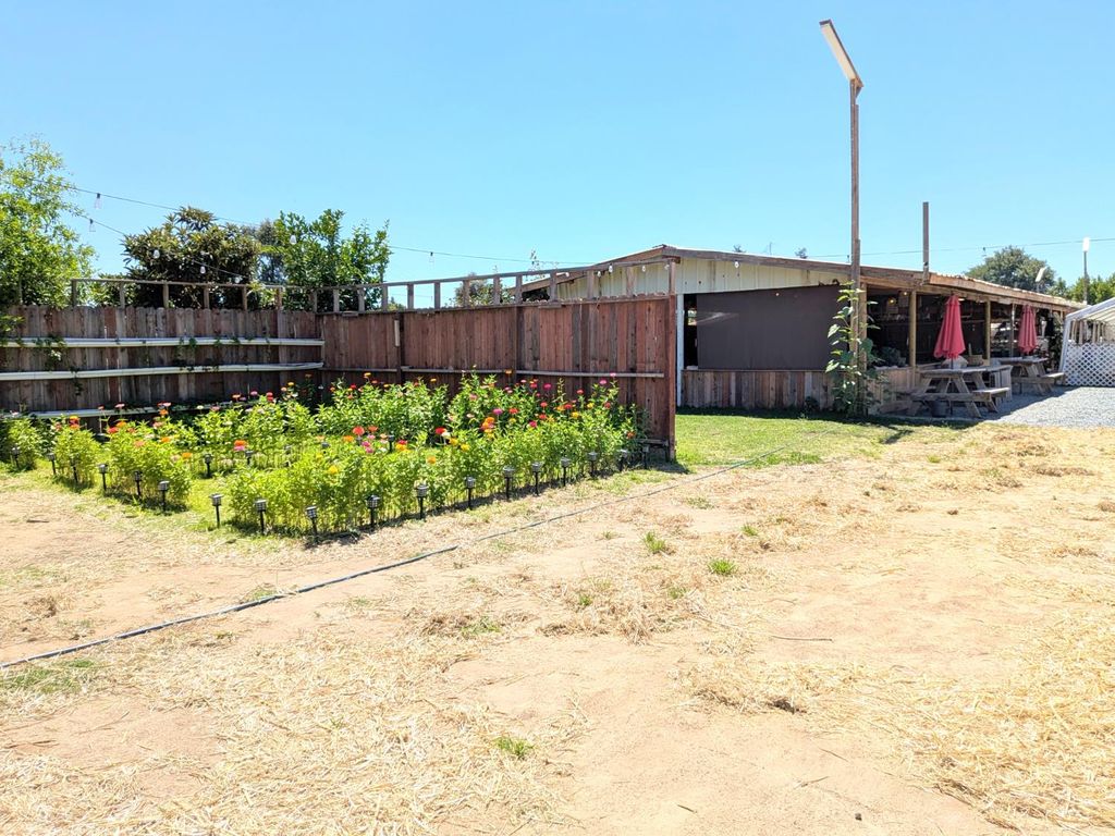 Image 12 of property listing at 284 S Temperance Avenue, Fresno, CA 93727