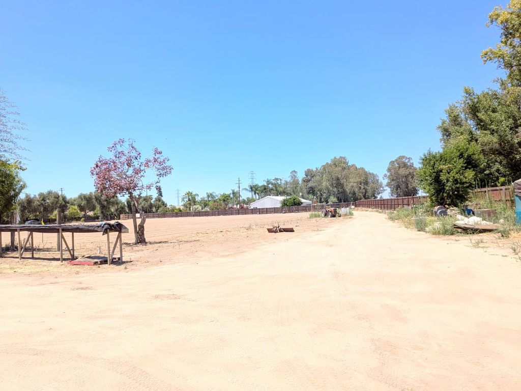 Image 18 of property listing at 284 S Temperance Avenue, Fresno, CA 93727