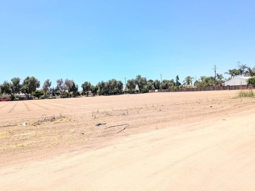 Image 19 of property listing at 284 S Temperance Avenue, Fresno, CA 93727