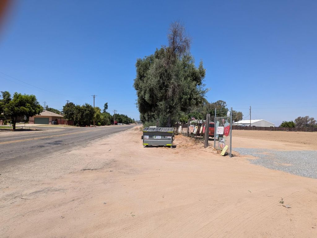 Image 2 of property listing at 284 S Temperance Avenue, Fresno, CA 93727