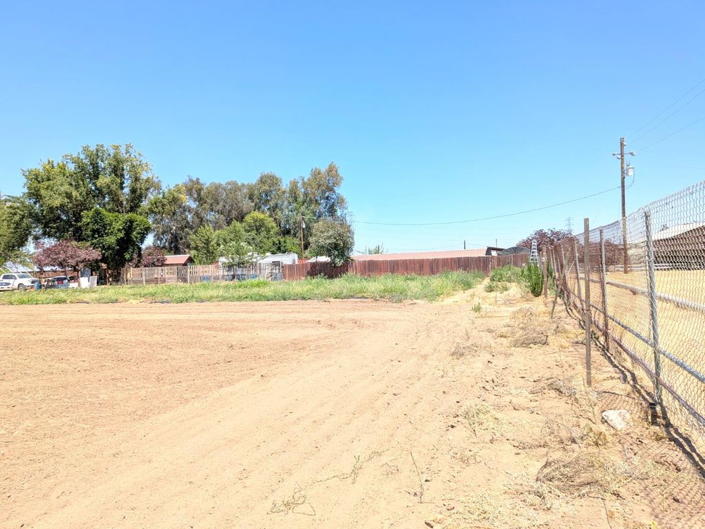 Image 23 of property listing at 284 S Temperance Avenue, Fresno, CA 93727