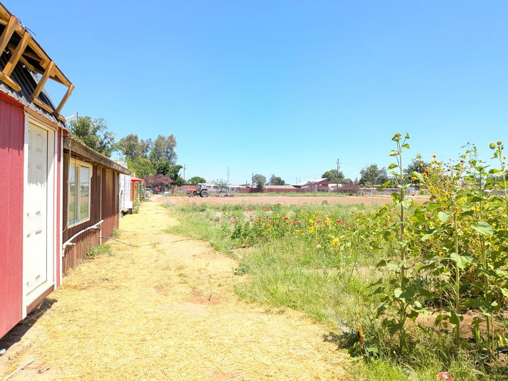 Image 24 of property listing at 284 S Temperance Avenue, Fresno, CA 93727