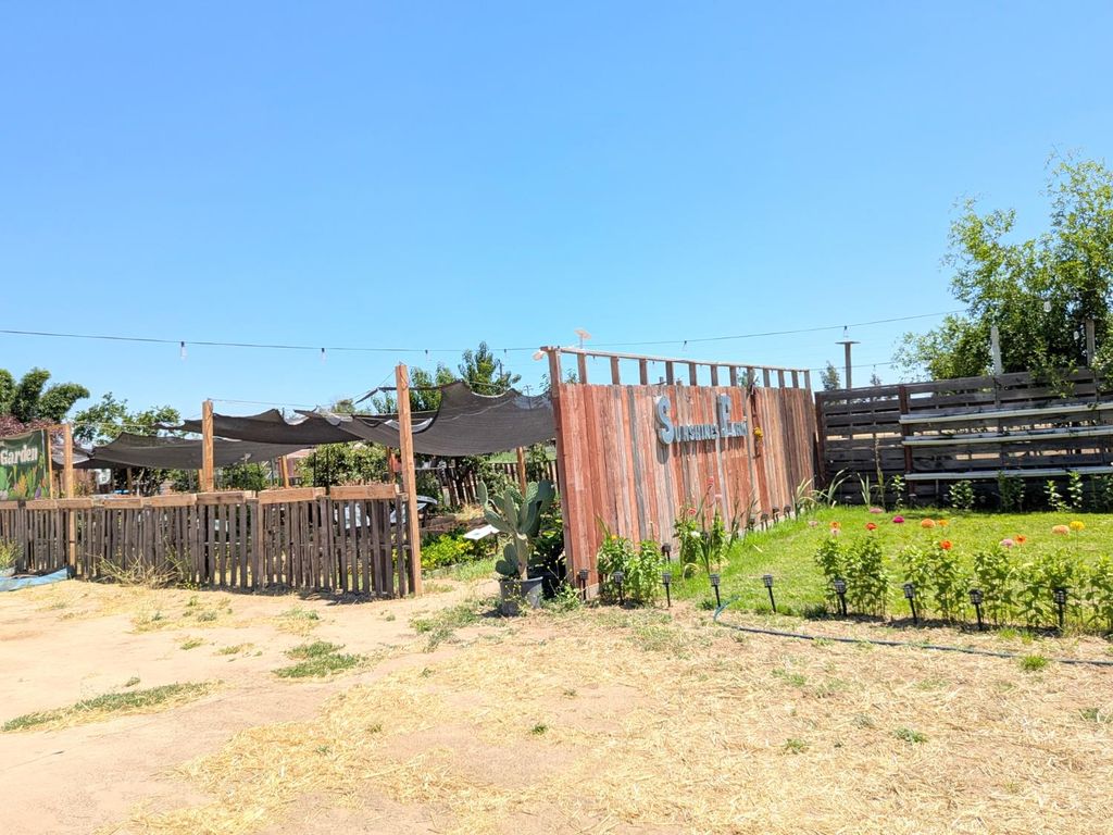 Image 27 of property listing at 284 S Temperance Avenue, Fresno, CA 93727