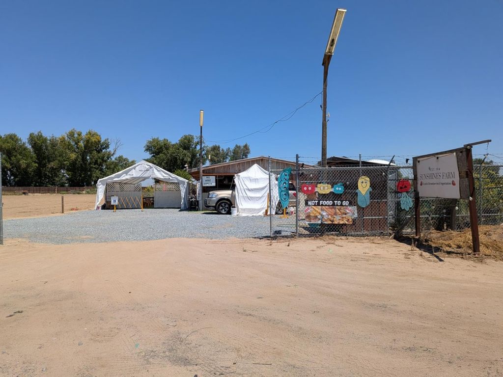 Image 3 of property listing at 284 S Temperance Avenue, Fresno, CA 93727