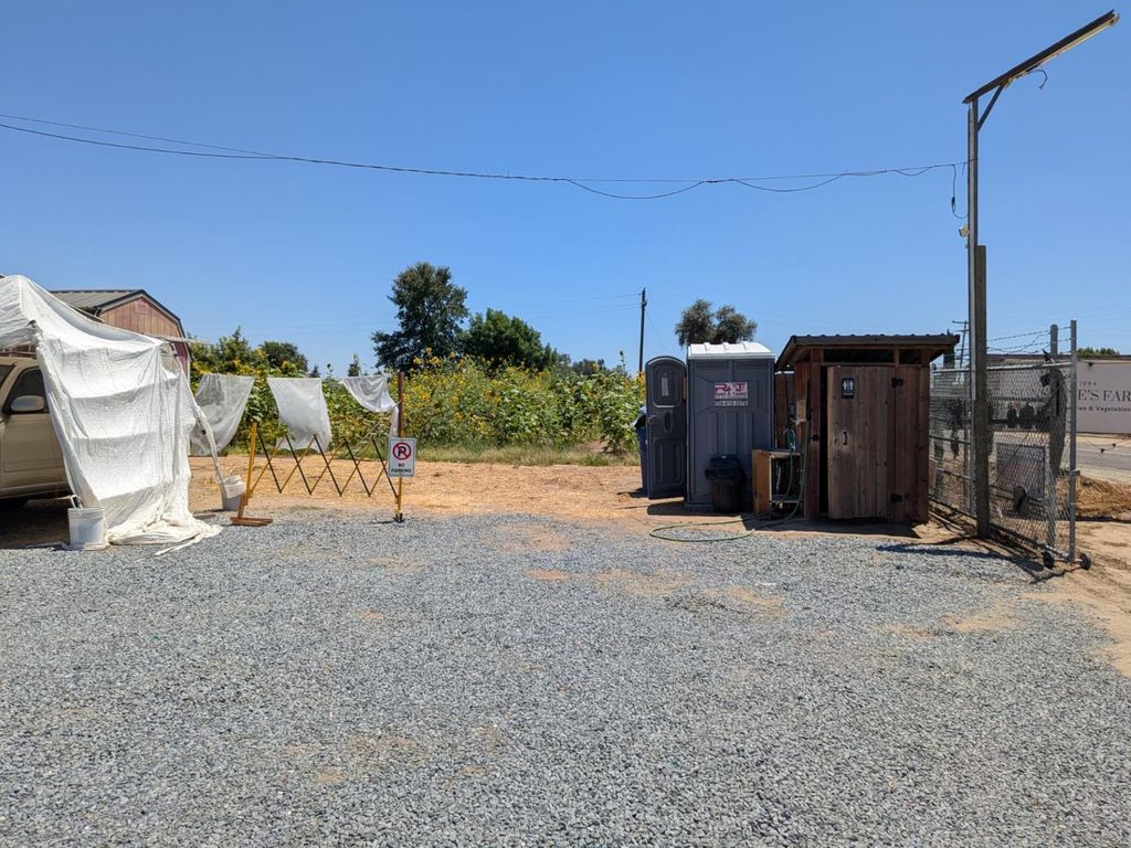 Image 4 of property listing at 284 S Temperance Avenue, Fresno, CA 93727
