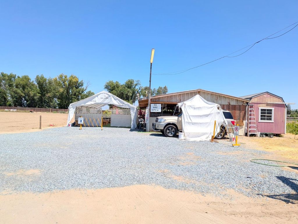 Image 9 of property listing at 284 S Temperance Avenue, Fresno, CA 93727