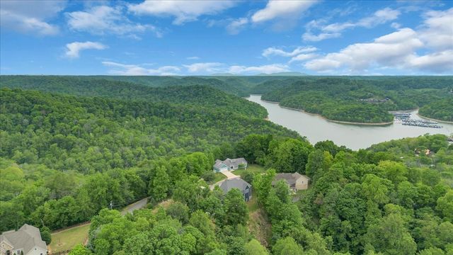 615 Seaton Dr, Smithville, TN 37166
