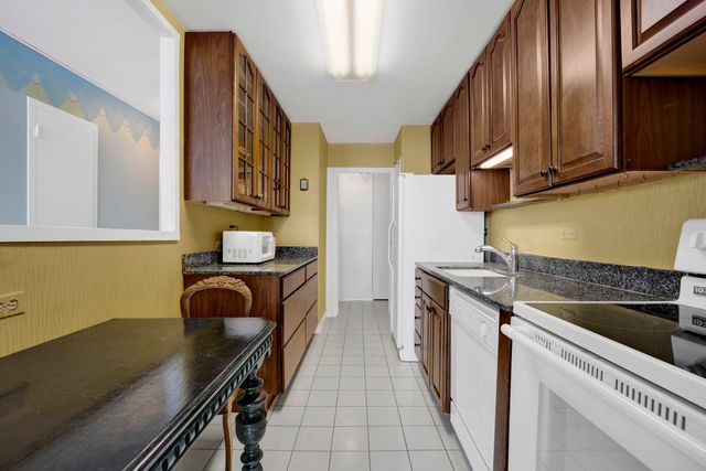 6301 N Sheridan Road 14L, Chicago, IL 60660