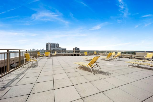 6301 N Sheridan Road 14L, Chicago, IL 60660